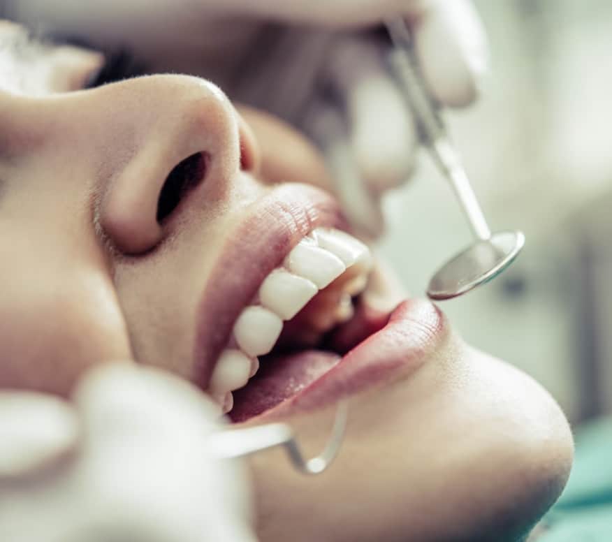 dentista tratando dientes paciente