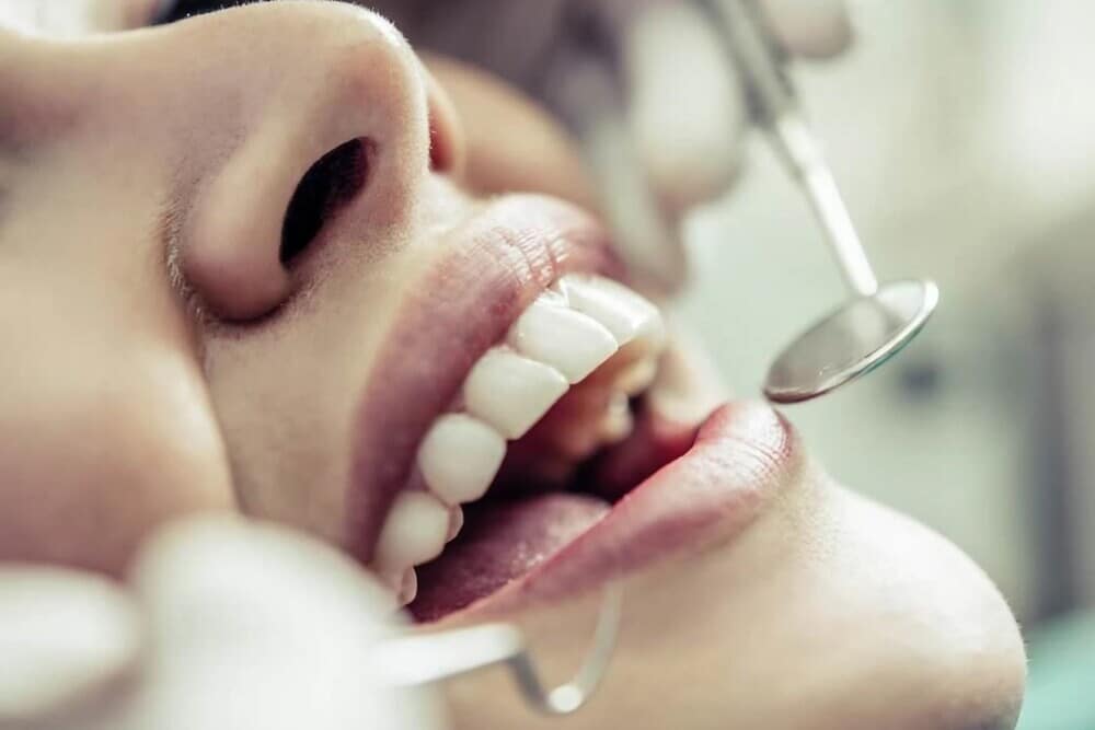 dentista tratando dentadura paciente