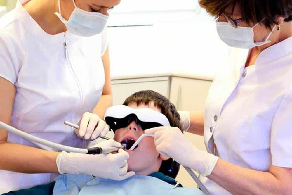 dentistas atendiendo a chico joven