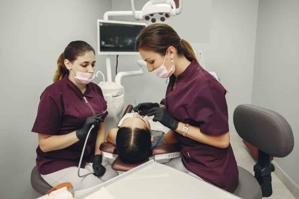 dentistas estudiando caso periodontitis