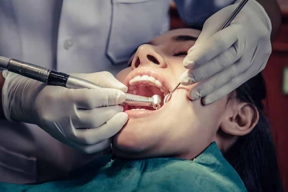 paciente mujer sometiéndose cirugía oral