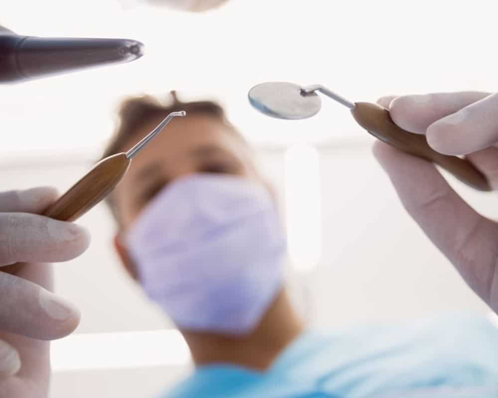 dentistas con herramientas dentales