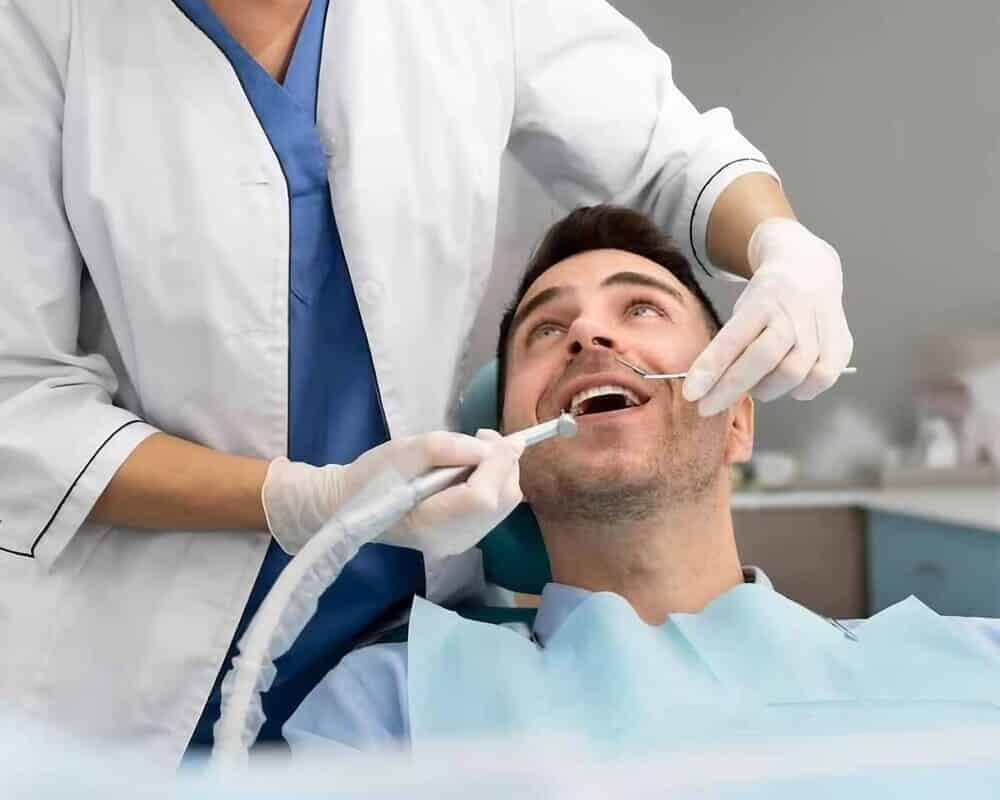 paciente charla sentado en oficina dentista