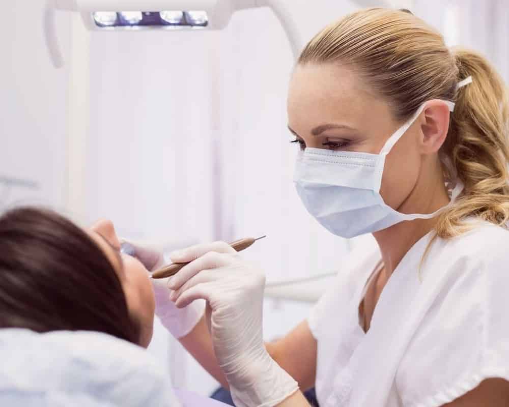 paciente mujer tratada por su dentista de confianza