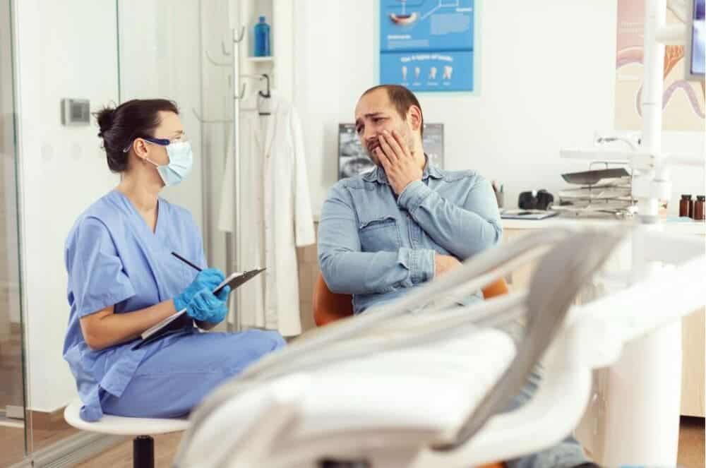 dentista de urgencias atendiendo dolencias paciente