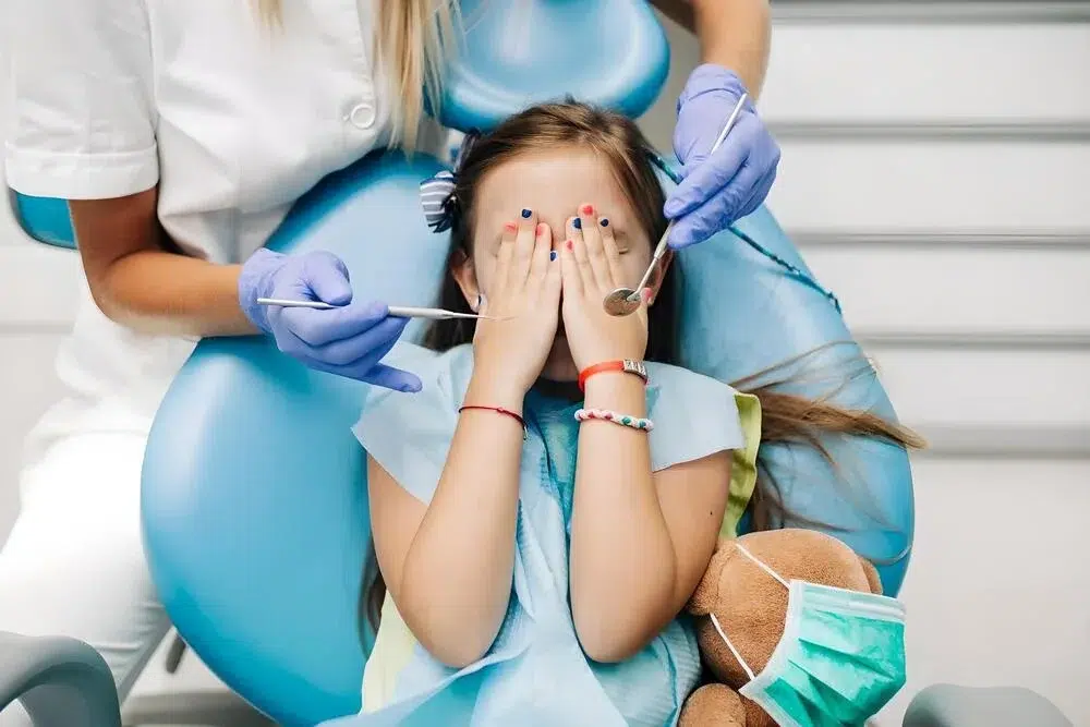 niña pequeña con miedo dentista