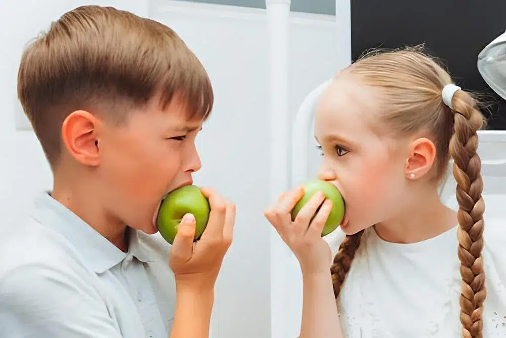 niños comiendo manzanas