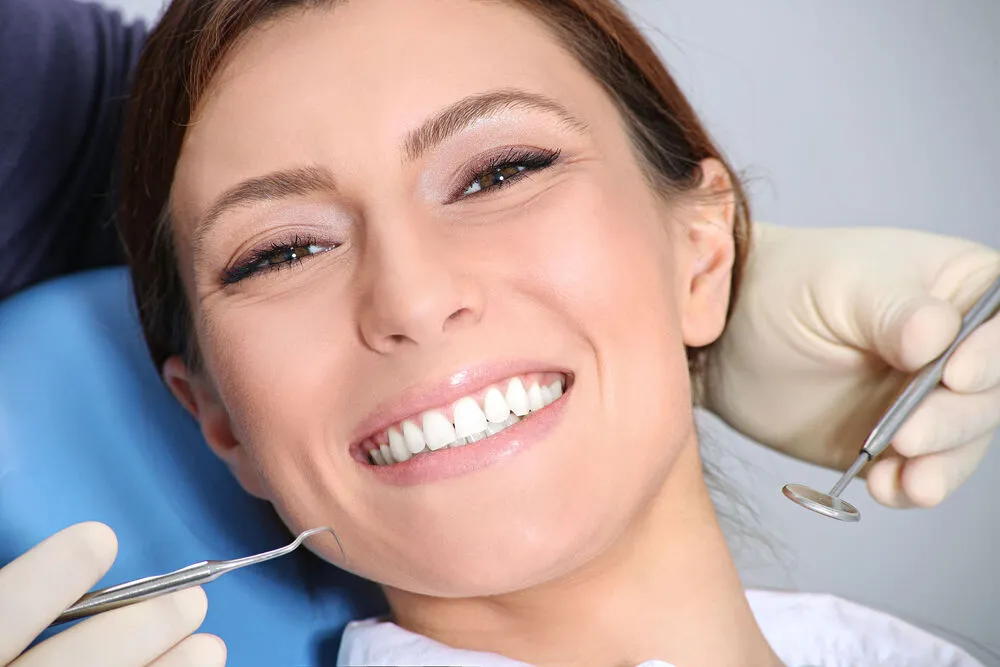 mujer mostrando su perfecta estetica dental